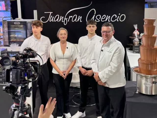 Juanfran Asencio y su equipo en el stand 154 de Alicante Gastron&oacute;mica 2026, en IFA